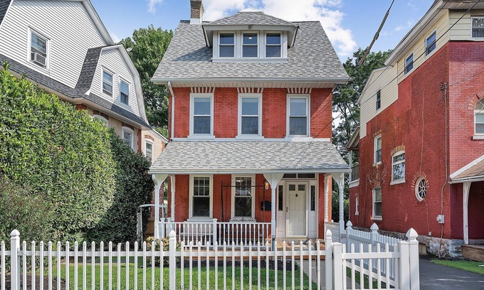 Bryn Mawr House | ✪ NEW 5 Star: King,Parking,AC,Train,Uni+Hospital ✪