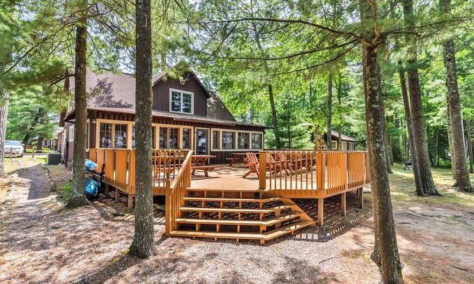 St Germain House | New! 6 Bedroom Northwoods Lodge on Big Saint Germain Lake!