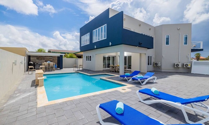 San Miguel Villa | NEW 6 Bedroom Villa 2min Eagle Beach & Palm Beach