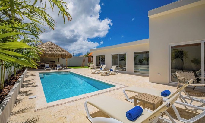 Bubali Villa | NEW 6BR Playground Private Pool Pro-BBQ Palapa