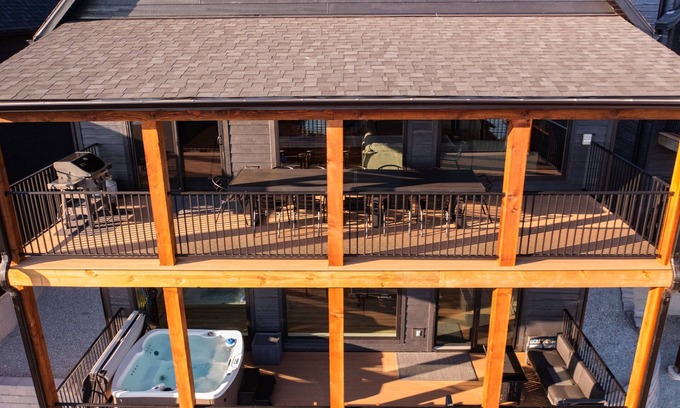 Branson House | New 7 bdrm home (sleeps 28) w/lake views, hot tub, & outdoor dining!