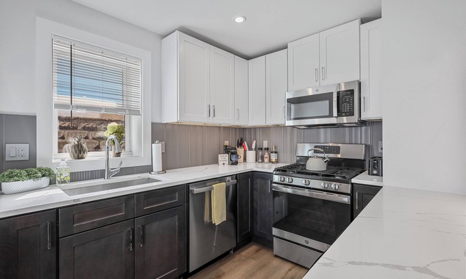 Ward Two House | NEW 9BR6Bth Parking MIT Harvard Boston Walk to T