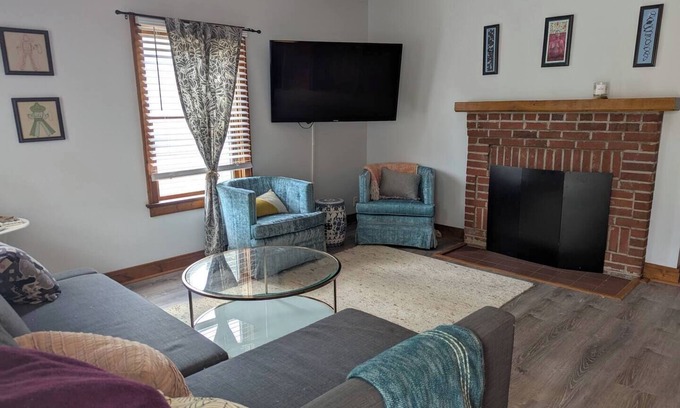 Durham House | NEW! Adorable 2BR/1BA | Sunporch | Smart Kitchen