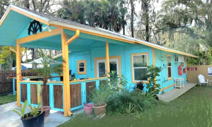 New Smyrna Beach Cottage | 🐬 🌴🏄‍♀️NEW! Affordable Cottage, Private,close to shops, restaurants &beach.