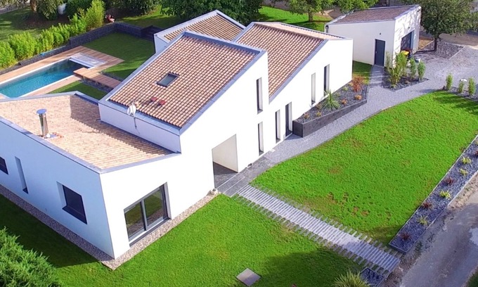 Saint-Germain-Du-Puch House | New all comfort design house with swimming pool in the middle of nature