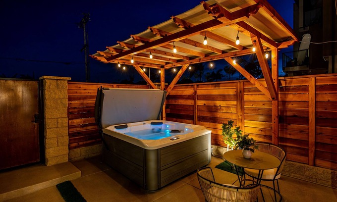 Crown Point House | New Amazing Oasis in the Beach! HotTub Soaking Tub Outdoor Shower AC Parking