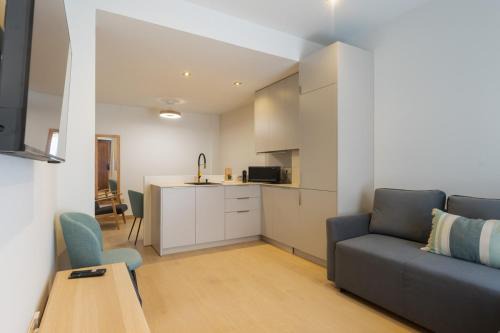 Los Remedios Apartment | New and bright Triana Niebla Apartment in Seville