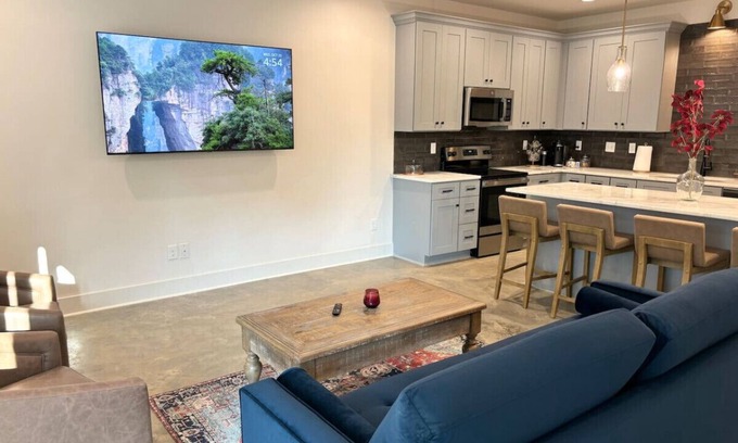 Lafayette House | NEW-Basin House-King Beds-70" TV-Garage-Fast WiFi