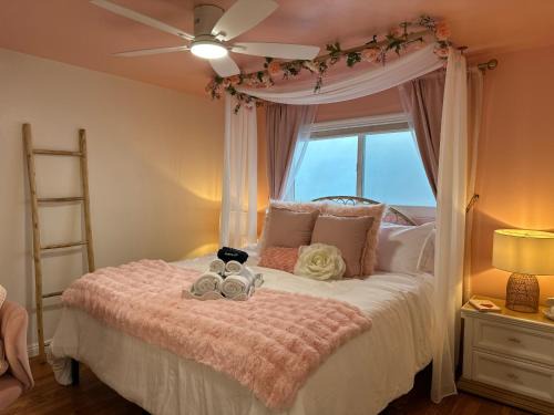 Gas Lamp Section Apartment | NEW Beach Home with Canopy Bed and Work Spaces