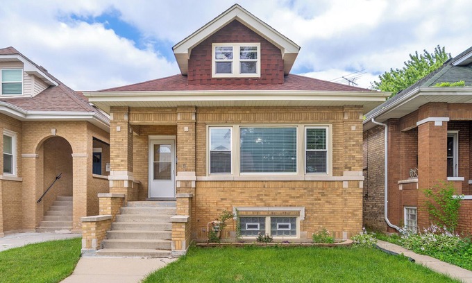 North Mayfair House | New! Beautiful 7BD Home - Sleeps 15 + 2 Car Garage