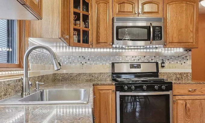 Beverly House | *NEW Beverly Townhouse Minutes to Salem, Beach+Train!