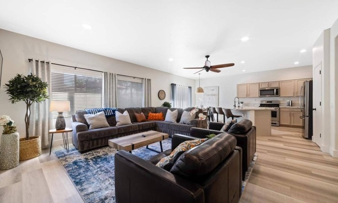 Elk Grove House | NEW-Big Family Home-Hot Tub-Fire Pit-Swingset
