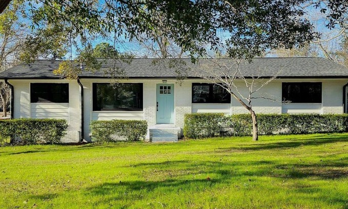 Wilmington House | NEW!Blue Pelican Getaway!Pet friendly, fenced in back yard! Sleeps 11 by beach!