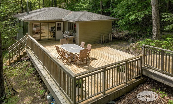 Minett Cottage | New Boathouse! Traditional Beauty 4Bed, 3Bath Cottage & Bunkie on Lake Rosseau!