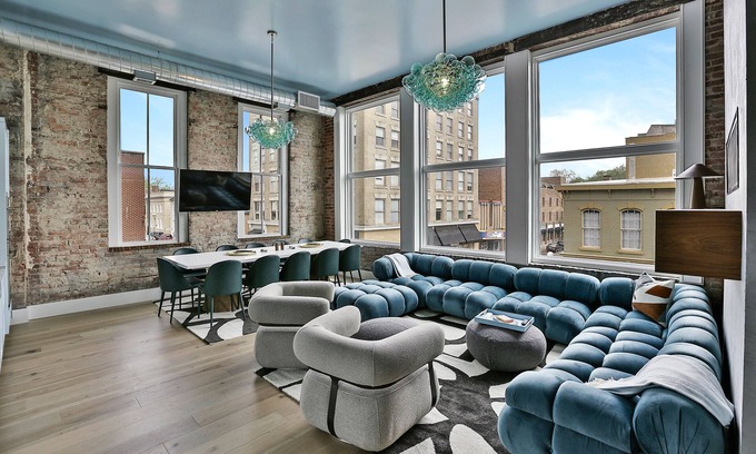 Frankfort House | NEW Bourbon Trail Luxury Loft in Downtown Frankfort/5 BR + 5 Bath/Sleeps 10
