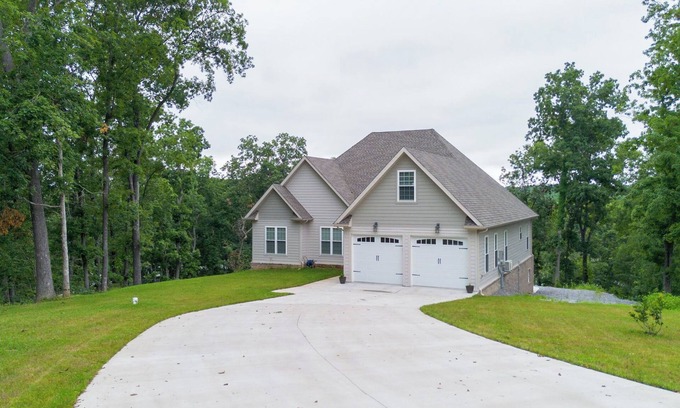 Almo House | New Build! Bayview- Private dock in quiet cul-de-sac. 20 minutes to Murray State