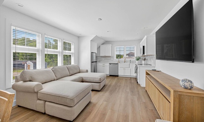 Wooded Estates House | New Build- Carriage House. 1 bedroom, den, kitchen. Half mile to ND. Sleeps 4/5