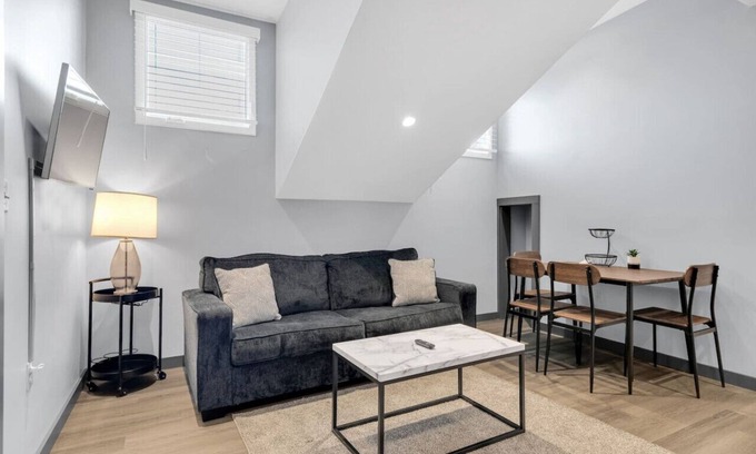 New Orleans Hotel | New Build Cozy Haven Near FQ/Frenchman + Parking