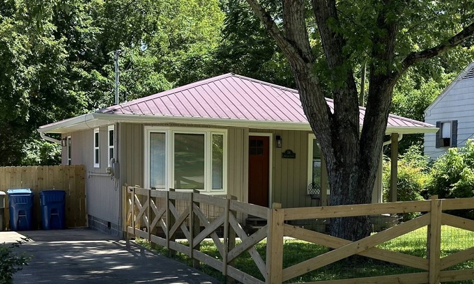 Lookout Valley Neighborhood Association House | NEW Bungalow - Fenced yard - 30+ day rental - View of Lookout Mountain - Chattanooga