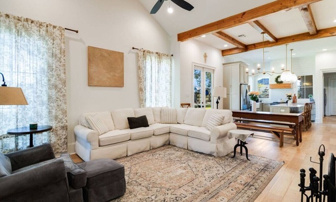Lafayette House | NEW-Cajun Country Retreat-2 Kings-Patio-Arcade-Lux