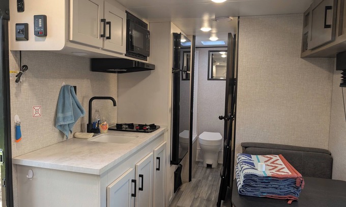 Mountain View District House | New Camper with AC in Bend
