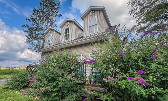 North Glade Hills House | New: Charming and Great Value Lake Area Cottage