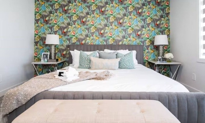 Leduc County House | New - Chic Modern Home - King bed - Foosball - Sleeps 8!