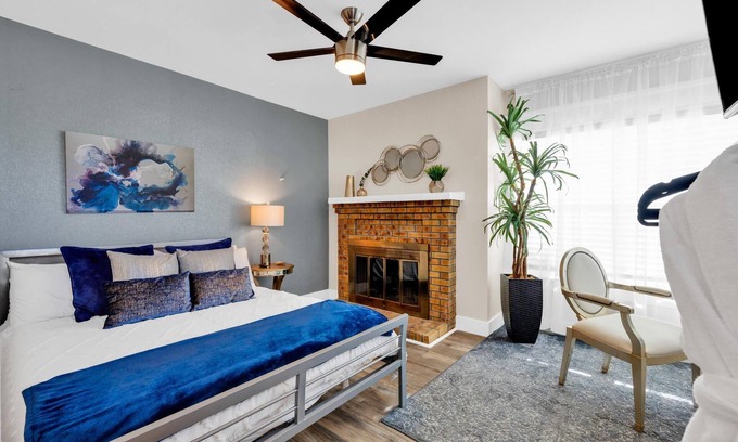 Golden Hill House | New! CoLiVilla 12 BD - Sleeps up to 21 Guests!