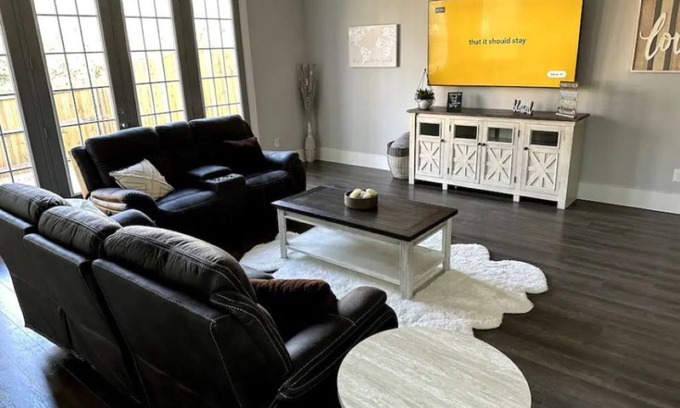 DeSoto House | NEW Comfy, spacious, Modern