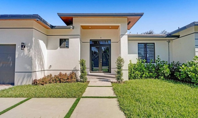Sunset House | NEW Construction Modern 2021! Heated Pool/Gameroom