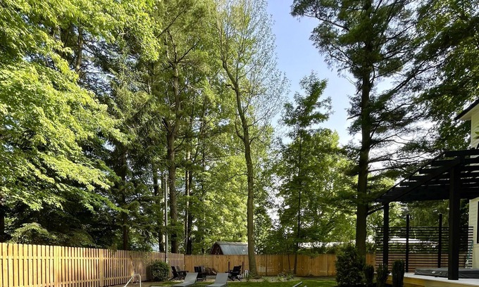 Shorewood-Tower Hills-Harbert House | New Construction Sawyer getaway. Hot Tub. Heated POOL OPEN!