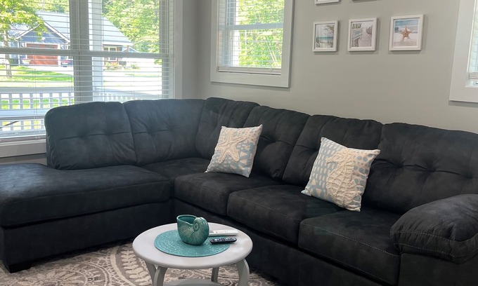 Geneva-on-the-Lake Cottage | New cottage in a quiet residential area! Close to the strip! 7 mi. from Spire.