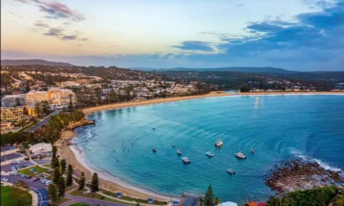 Terrigal Cottage | New cottage w/ outdoor spa/private deck, 10 min walk to Terrigal/Wamberal beach