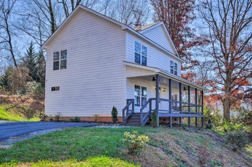 Waynesville House | New Country House with Stylish Modern Amenities