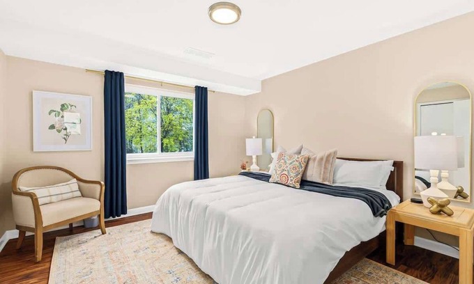 Roseville Apartment | New! Cozy 1BR Upper Flat Near Roseville Downtown