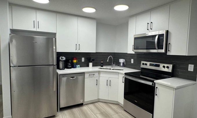 Southeast Calgary Apartment | New Cozy 2 BR suite w/king bed