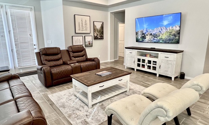 Las Cruces House | ⭐️ New Cozy Alamo Casita 4br/2ba with Mini Golf in the backyard.