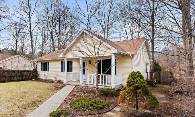 Shorewood-Tower Hills-Harbert Cottage | NEW! Cozy Cottage by the Warren Dunes State Park