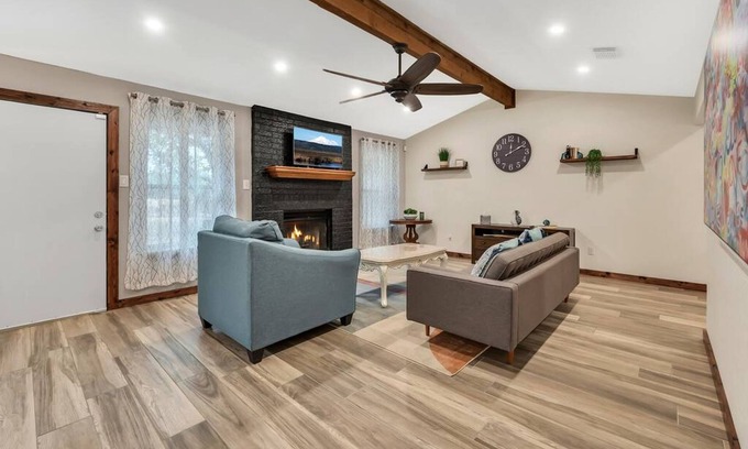 Hewitt House | New Cozy Retreat Located 15 Minutes to Waco