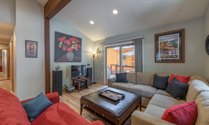 Truckee House | ~NEW~ Cozy Truckee Cabin ~ Close to Donner Lake, Downtown Truckee, and More!