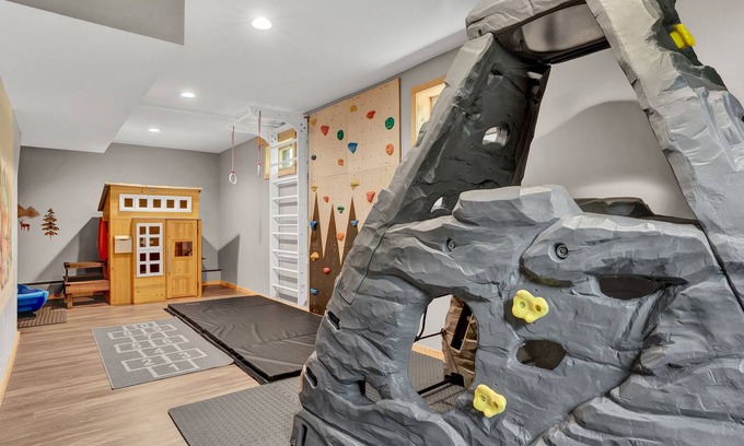 Albrightsville Cabin | New! Creek/lakeview/ kids play area/Arcade/Hottub