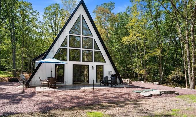 Albrightsville Ski Chalet | NEW Dog-Lovers Retreat:Dog Bath-WFH-Coffee-EV Charger