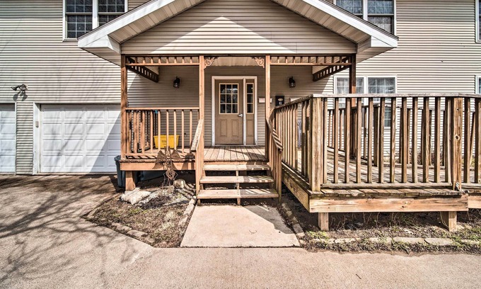 Dubuque Apartment | NEW! Dubuque Apartment w/ Deck < 1 Mi to Downtown!