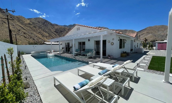 Palm Springs House | -NEW-Eclectic house Palm Springs-San Jacinto Mtn views, saltwater pool- sleeps 8
