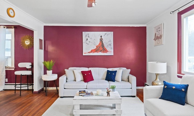 Scranton House | NEW! " Fall Season " open space concept & cozy 2 bed ranch - min from downtown