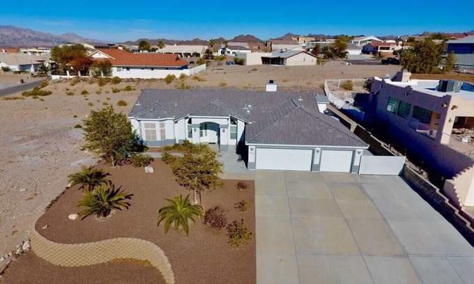 Sunridge Estates House | New Family Home, Large Driveway Close to The Lake, The River, and The Casinos.