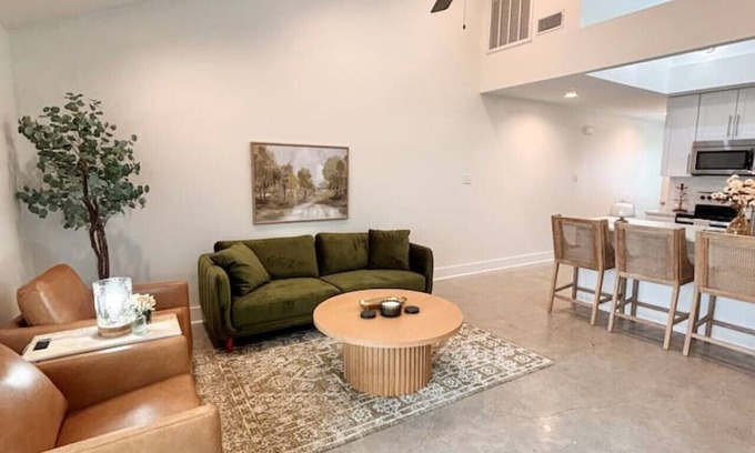 Milton House | NEW Festival House KING Bed Luxe Amenities 70" TV