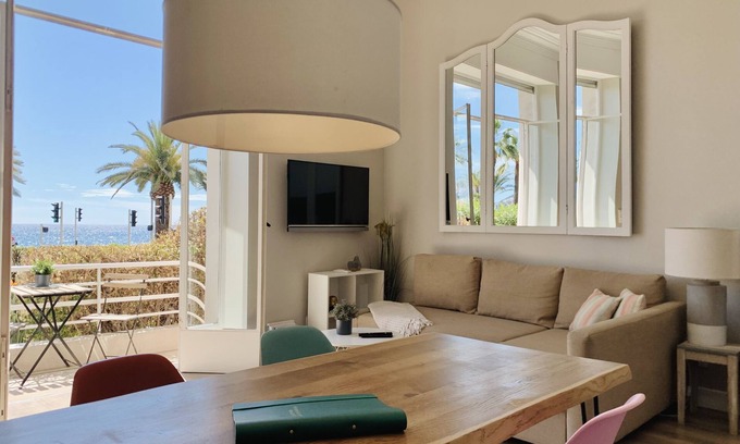 Les Baumettes Apartment | New flat with sea view & garden on the Promenade