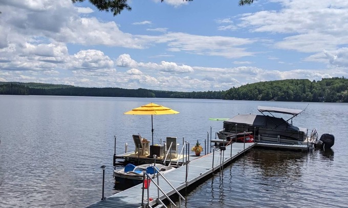 Center Tuftonboro House | New for 2023 Magical Mirror Lake Home Dock For 20ft Boat Sleeps 9