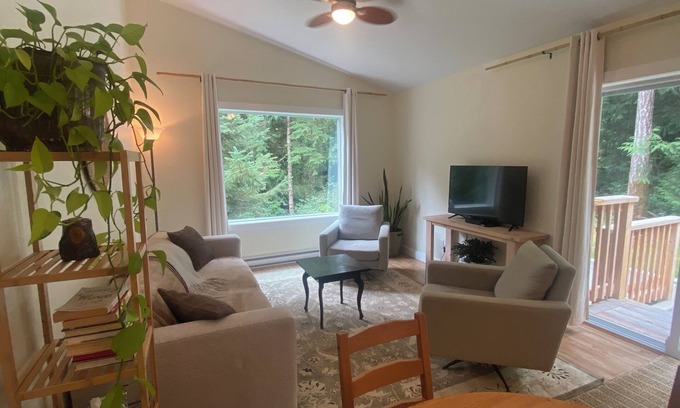 Sooke House | New* Forest edge private suite, very clean, perfect for a couple. New King bed.